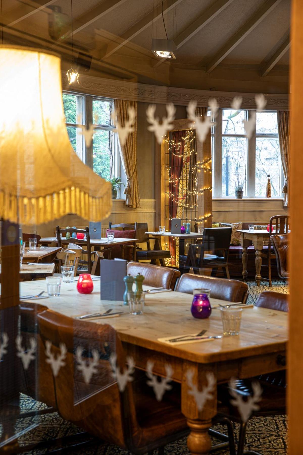The Devonshire Arms Hotel Баслоу Екстериор снимка