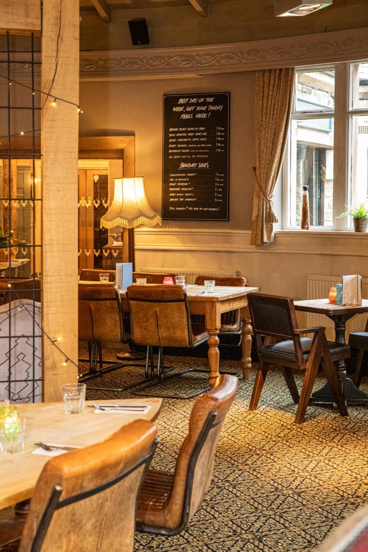 The Devonshire Arms Hotel Баслоу Екстериор снимка