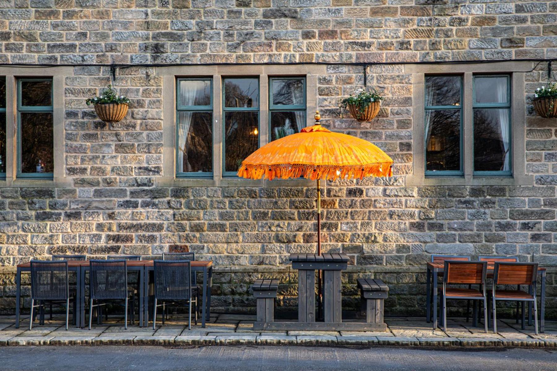 The Devonshire Arms Hotel Баслоу Екстериор снимка
